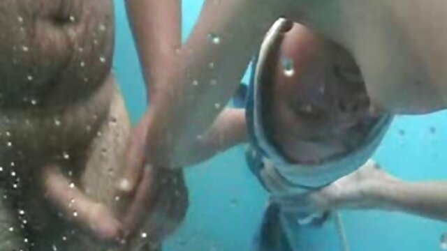 Harti luhur :  Jovem gata está em suas meias pretas, cercada por dois galos XXX vidéo sawawa 