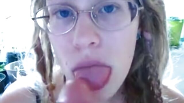 Harti luhur :  Redhead cougar babe ieu ngarasakeun cock kandel dina méja XXX vidéo sawawa 