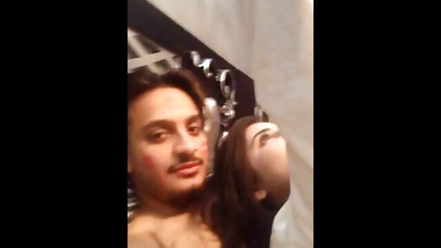 Harti luhur :  Si rambut coklat Curvy di fishnets handles a cock hideung monster XXX vidéo sawawa 