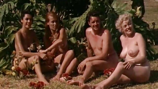 Harti luhur :  Dua lezzies éndah-néangan nu maen jeung asses maranéhanana XXX vidéo sawawa 