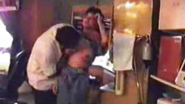 Harti luhur :  Garanhão enérgico penetra na nádega ulah pintinho no sofá vermelho XXX vidéo sawawa 