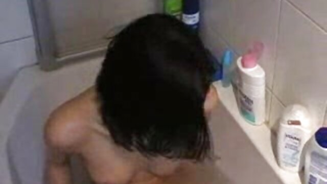 Harti luhur :  Garota latina de cabelos escuros está ansiosa para provar um grande pandanarum branco XXX vidéo sawawa 