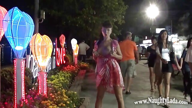 Harti luhur :  Menina ucraniana atraente substituindo o galo por um vibrador de vidro XXX vidéo sawawa 