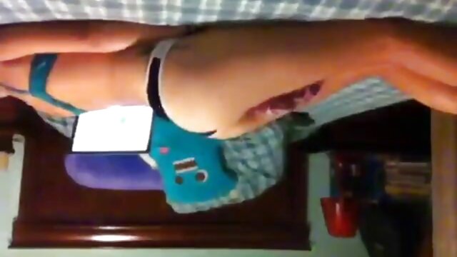 Harti luhur :  A querida rechonchuda está usando alguns brinquedos sexuais em seus buracos famintos XXX vidéo sawawa 