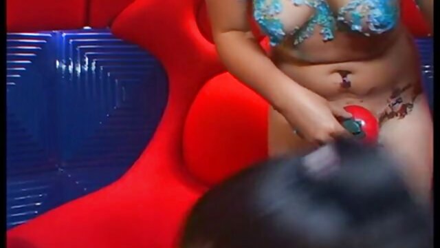 Harti luhur : Si rambut coklat pamajikan anu turun dina tuur nya begging pikeun anggota gedé nya XXX vidéo sawawa