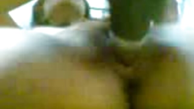 Harti luhur : MILF sacara nafsu anu seuneu jadi manéhna nembongkeun gf cara pikeun straponing XXX vidéo sawawa