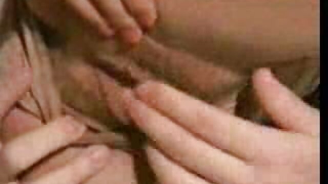 Harti luhur :  Garotas se beijando durante uma cina de quarteto XXX vidéo sawawa 
