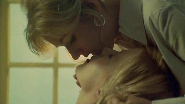Harti luhur :  Garota obtém experiência inesquecível graças a lésbica MILF XXX vidéo sawawa 