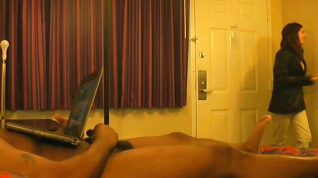 Harti luhur :  Enquanto faz um boquete, ele adora chupar o vibrador monstruoso dela XXX vidéo sawawa 